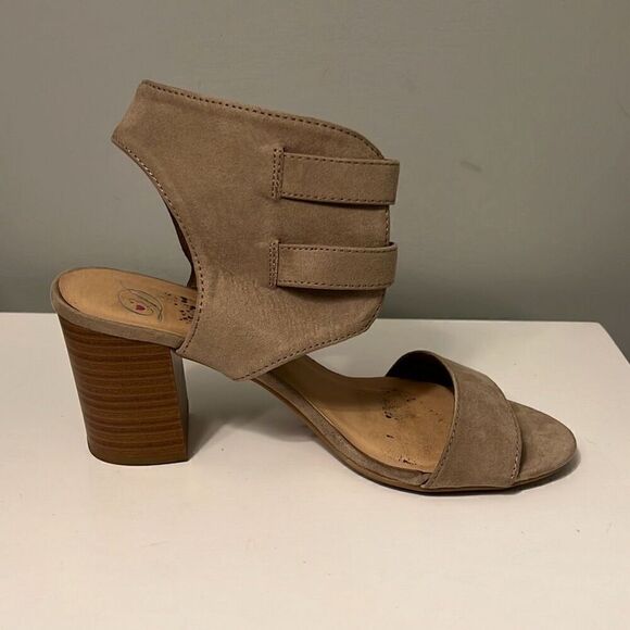 Heart in D Women's Taupe Suede Double Ankle Strap Block Heel Sandal Size 8 - Picture 10 of 14
